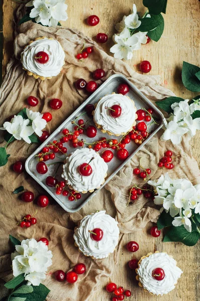 Vackra choklad cupcakes med vit protein grädde och körsbär — Stockfoto