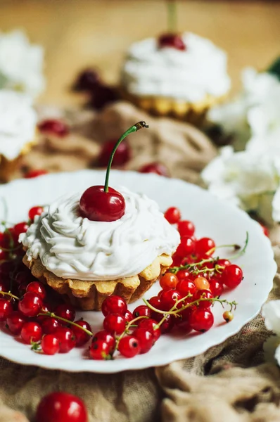 Hermosos cupcakes de chocolate con crema de proteína blanca y cereza —  Fotos de Stock