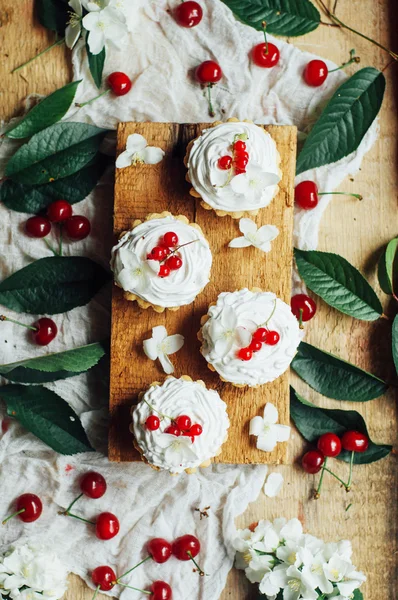 Hermosos cupcakes de chocolate con crema de proteína blanca y cereza — Foto de Stock