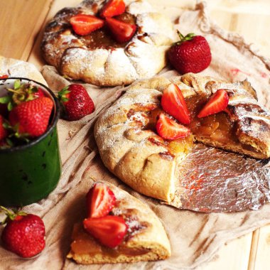 Çilekli tart, çilekli kek, çilek reçeli. h hizmet