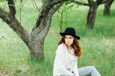 Şık bahar bohem kıyafetler. Bir beyaz kazak ve bla