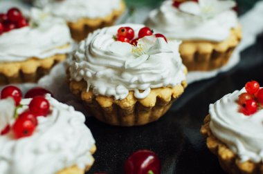 Beyaz protein kreması ve vişne ile güzel çikolata cupcakes