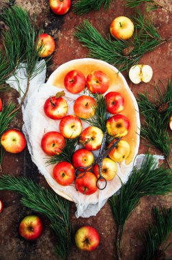 Elma rustik ahşap masa dilimlenmiş. Detoks ve sağlıklı ara