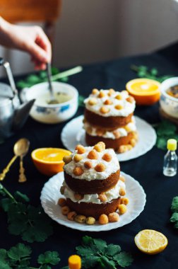 Ahududu kek. Raspberr ile kaplı bir kek closeup