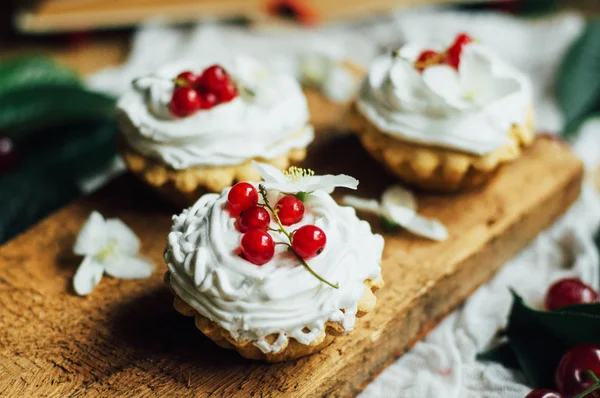 Belos cupcakes de chocolate com creme de proteína branca e cereja — Fotografia de Stock