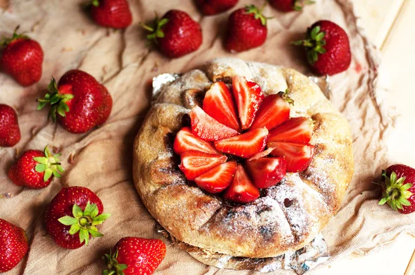 Tårta, strawberry jordgubbsmousse, strawberry jam. som serverar h — Stockfoto