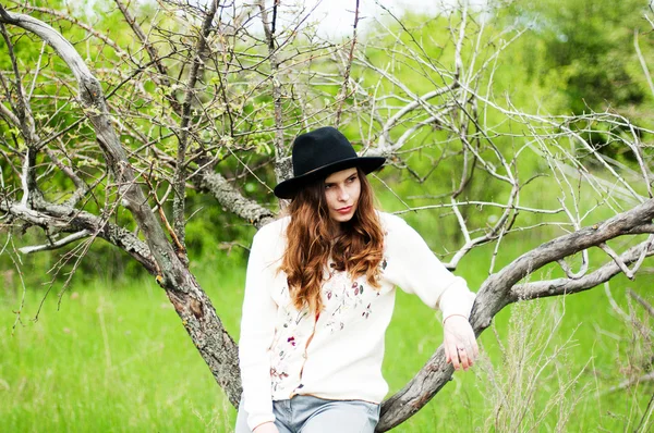 Elegantes trajes bohemios de primavera. Usando un suéter blanco y bla — Foto de Stock