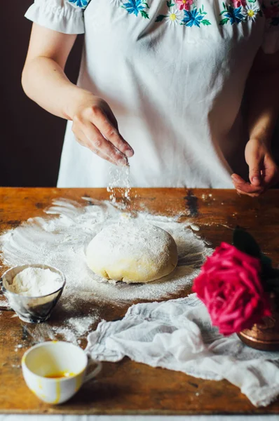 Zutaten für Kuchen mit frischem Kirschkuchen gefüllt backen. Weibchen bereiten Kirschtorte zu. rustikaler dunkler Stil. siehe Serienrezept Schritt für Schritt. Frauenhände. Rezept für hausgemachten Kuchen auf Mürbeteig — Stockfoto