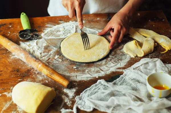 Ingredientes para assar bolo recheado com torta de cereja fresca. Fêmea preparando torta de cereja. Estilo escuro rústico. Veja a receita da série passo a passo. Mãos femininas. Receita de torta caseira em massa curta — Fotografia de Stock