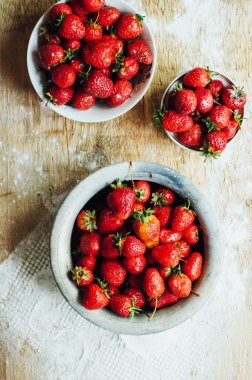 Ortaya konulan dis üzerinde taze olgun çilek ve sarı kiraz