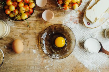 Yemek kek pişirme hazırlanması için taze malzemelerle. Ru