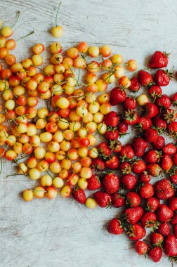  Üstten Görünüm. Taze meyve. Olgun sulu lezzetli çilek ve siz