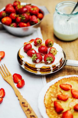 Çilek ve krema tatlı için. Stra ile Pancakes