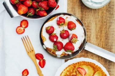 Çilek ve krema tatlı için. Stra ile Pancakes