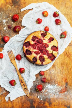 Ev yapımı çilekli kek ya da pasta ahşap rustik masa üzerinde hizmet veren. 