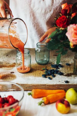 El ahşap tabloda çilek smoothies yapar. Taze strawbe