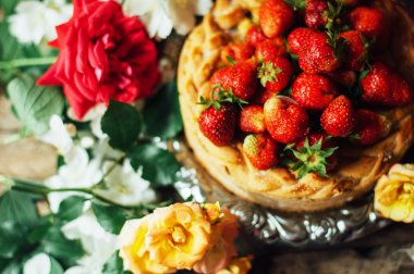 Ev yapımı kiraz ve çilek pasta rustik arka plan üzerinde. Delici