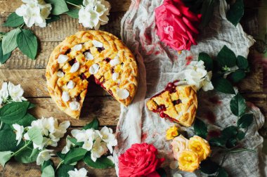 Ev yapımı kiraz ve çilek pasta rustik arka plan üzerinde. Delici