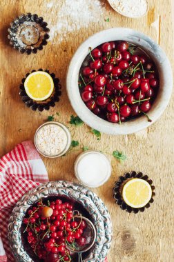 Rustik ahşap bir masa üzerinde taze kırmızı kiraz. Olgun Kiraz ben o