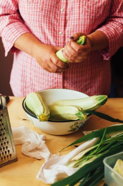 Kadın mutfakta olgun taze yeşil st bir yemek hazırlama