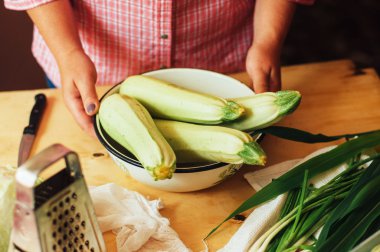 Kadın mutfakta olgun taze yeşil st bir yemek hazırlama