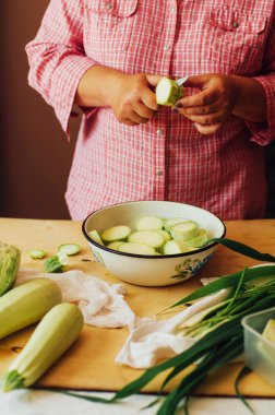 Kadın mutfakta olgun taze yeşil st bir yemek hazırlama