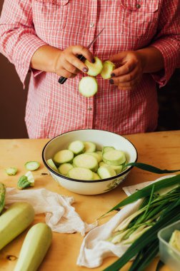 Kadın mutfakta olgun taze yeşil st bir yemek hazırlama