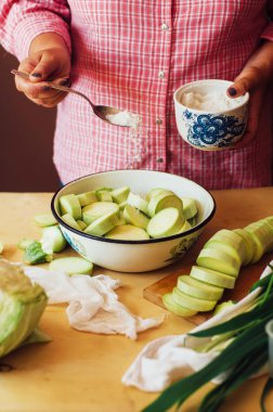 Kadın mutfakta olgun taze yeşil st bir yemek hazırlama