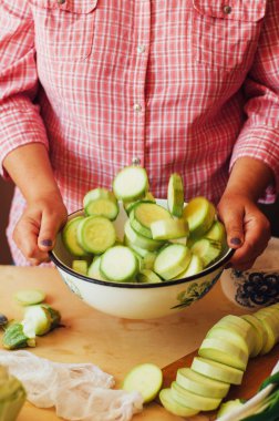 Kadın mutfakta olgun taze yeşil st bir yemek hazırlama