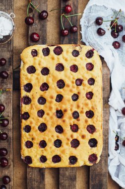 Ev yapımı kiraz kek hazır yemiş. Eller bir ch yapma