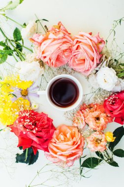 izole üzerinde beyaz backg çerçeve pembe Güllü, dalları, yaprakları