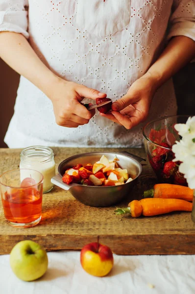 Händer gör strawberry smoothies i träbord. Färska strawbe — Stockfoto
