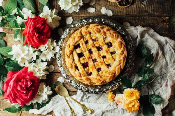 Tarte aux cerises et fraises maison sur fond rustique. Delici — Photo