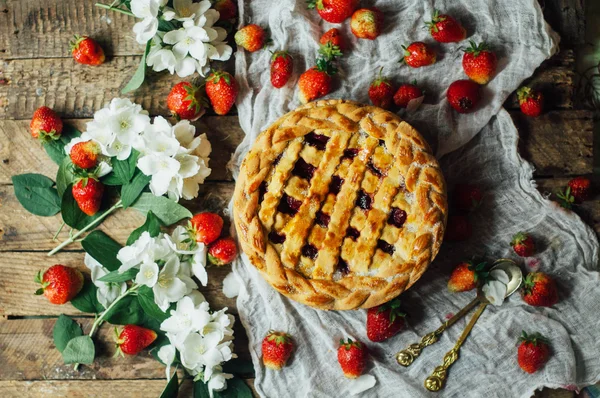 Tarta casera de cereza y fresa sobre fondo rústico. Delici. — Foto de Stock