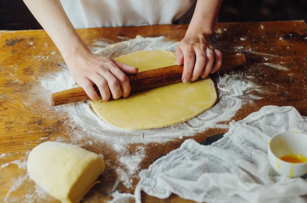 Ingredientes para assar bolo recheado com torta de cereja fresca. Fêmea preparando torta de cereja. Estilo escuro rústico. Veja a receita da série passo a passo. Mãos femininas. Receita de torta caseira em massa curta — Fotografia de Stock