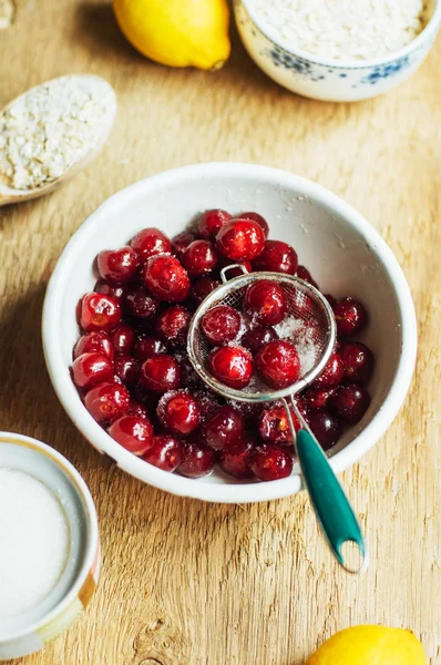 Groseille fraîche sur table en bois, seau avec groseille berri — Photo