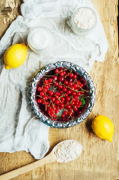 Grosella roja fresca sobre mesa de madera, cubo con berri de grosella roja — Foto de Stock