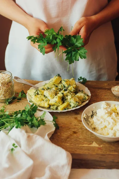 La femme prépare les pommes de terre pour le petit déjeuner. Style champêtre. Wo ! — Photo