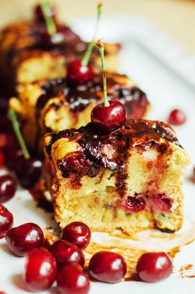 Tarta de cereza. Pastel de cereza orgánica casera con arándano — Foto de Stock