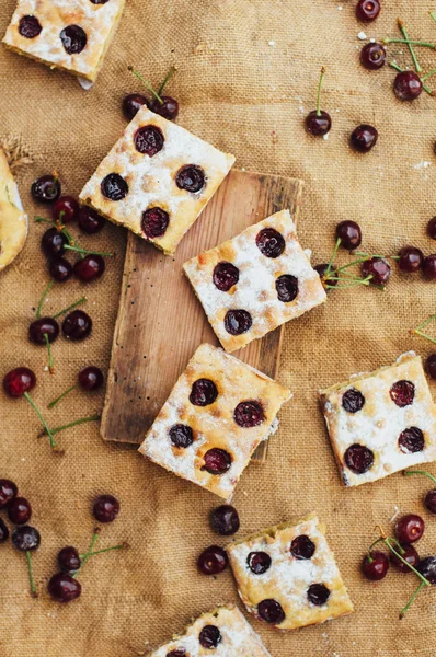 Bolo de cereja caseiro pronto para ser comido. Mãos femininas fazendo um ch — Fotografia de Stock