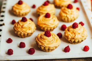  cupcakes ahşap masa üzerinde. Sekmesinde dekore edilmiş ev yapımı kek