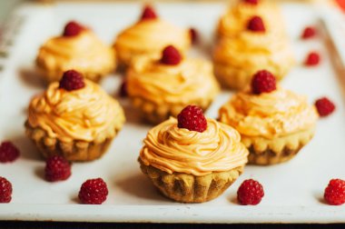  cupcakes ahşap masa üzerinde. Sekmesinde dekore edilmiş ev yapımı kek