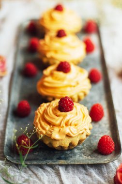  cupcakes ahşap masa üzerinde. Sekmesinde dekore edilmiş ev yapımı kek