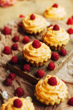  cupcakes ahşap masa üzerinde. Sekmesinde dekore edilmiş ev yapımı kek