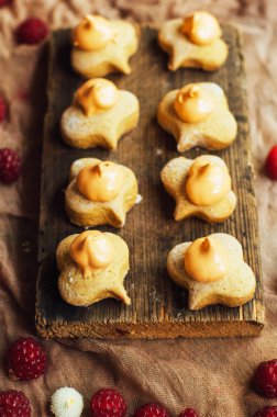 Ev yapımı kurabiye şenlikli bir gün için hazır. Ev yapımı kurabiye