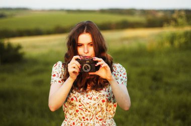 Kırmızı saçlı Retro fotoğraf kamera kadın. Bir Kadının Portresi