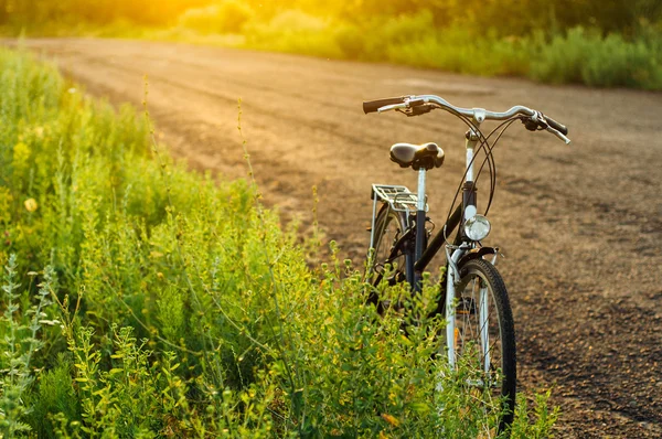 Bicicleta de engrenagem fixa em reflexão estacionada na estrada. Bicicleta vintage . — Fotografia de Stock