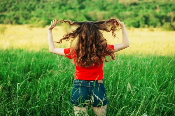 La jeune femme reste est brûlé champ. Femme debout face à la caméra — Photo