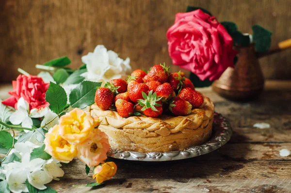 Ev yapımı kiraz ve çilek pasta rustik arka plan üzerinde. Delici