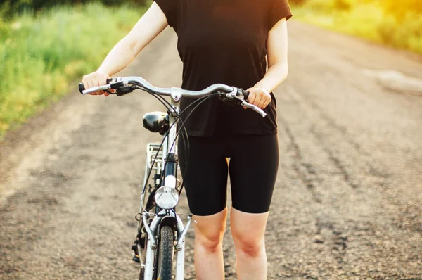 Detail eines Fahrrads. Frau mit Fahrrad unterwegs. Fahrrad auf Straße — Stockfoto